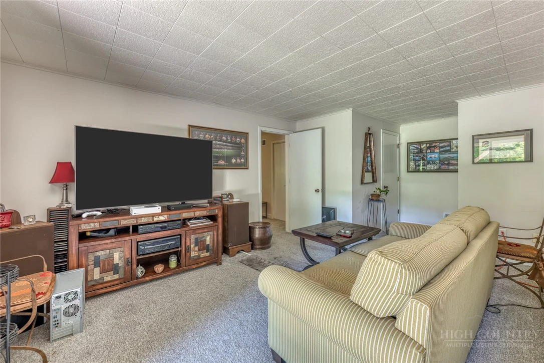 Image number 20 for the current listing