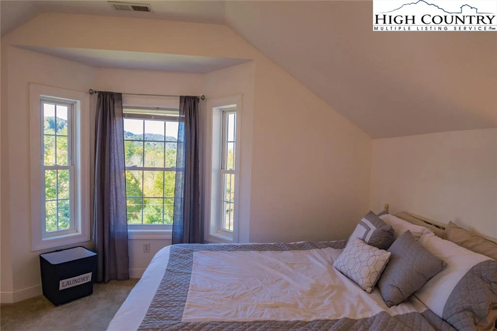 Image number 11 for the current listing