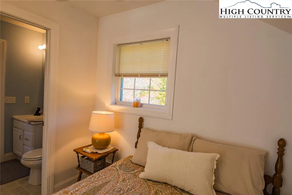 Image number 7 for the current listing