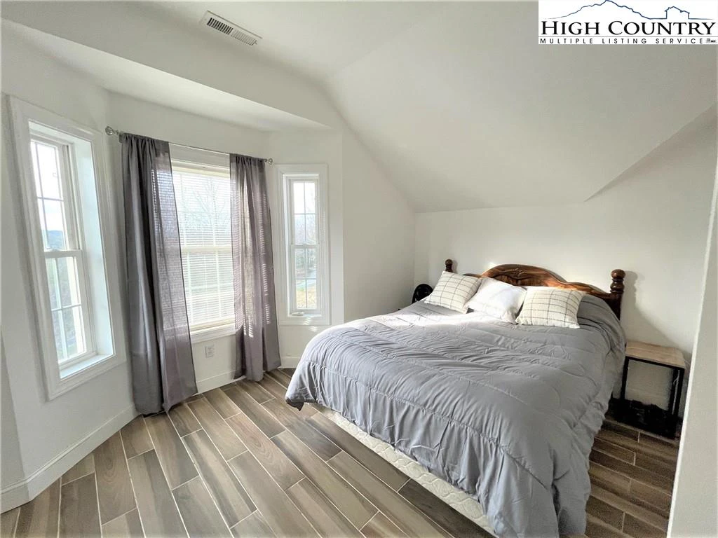 Image number 14 for the current listing