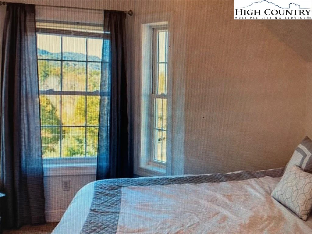 Image number 3 for the current listing
