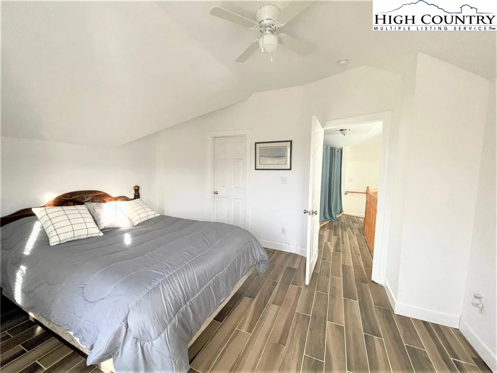 Image number 4 for the current listing