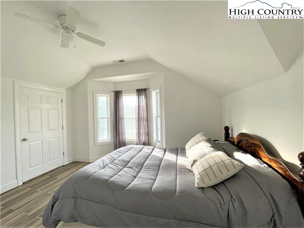 Image number 5 for the current listing