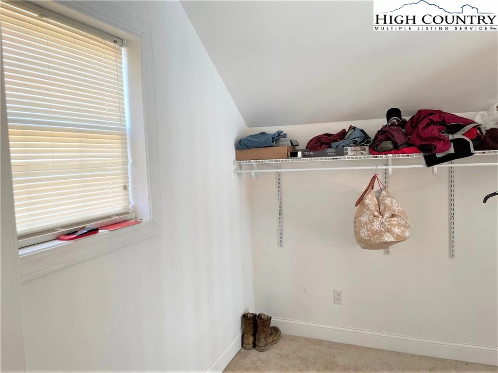 Image number 11 for the current listing