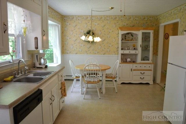 Image number 13 for the current listing