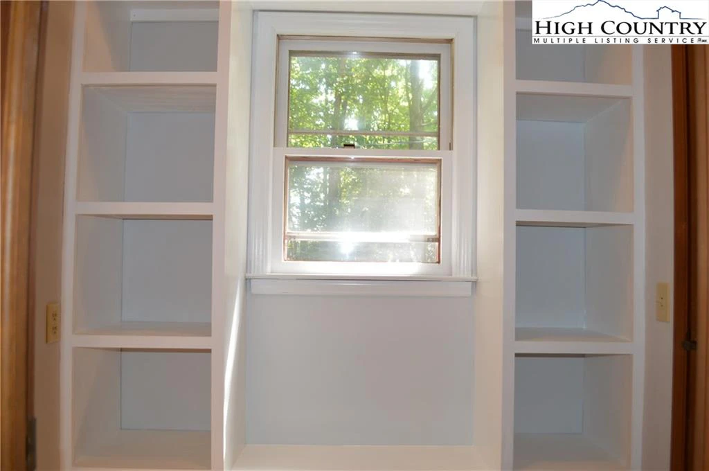 Image number 6 for the current listing