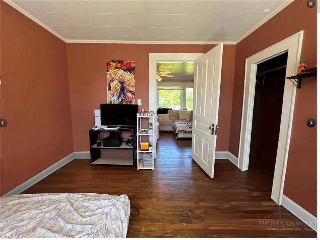 Image number 22 for the current listing