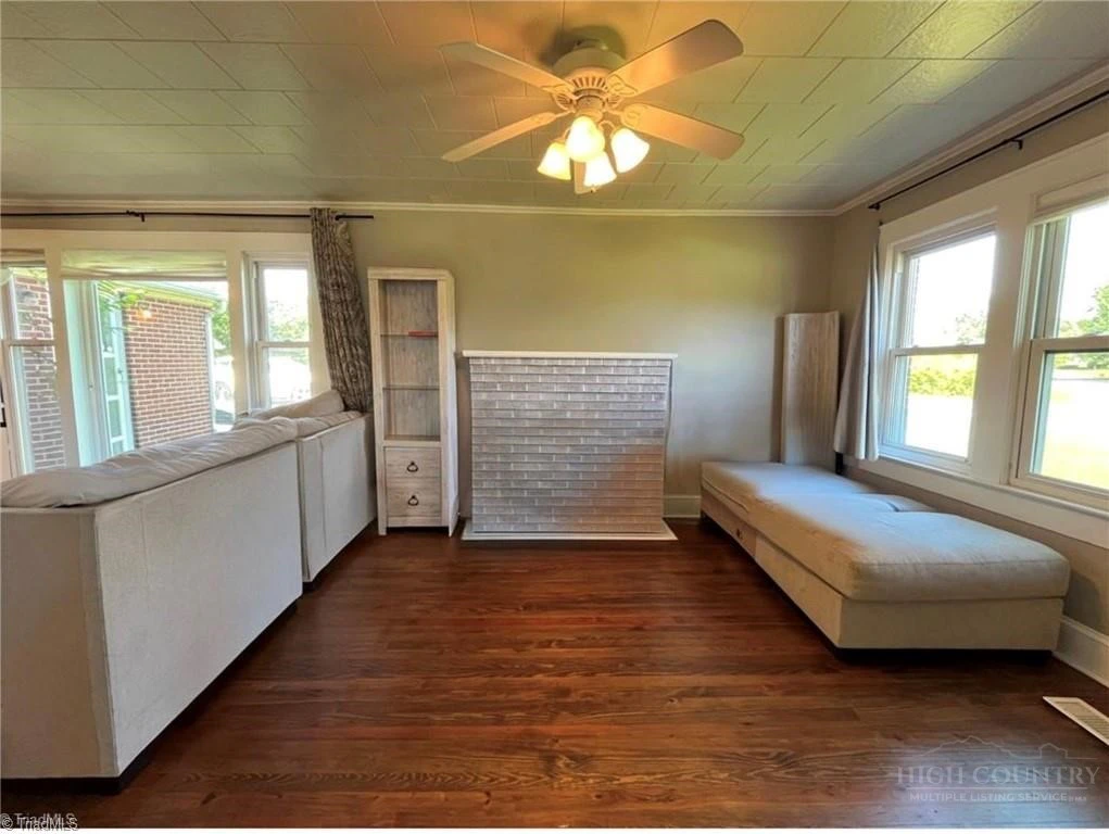 Image number 20 for the current listing