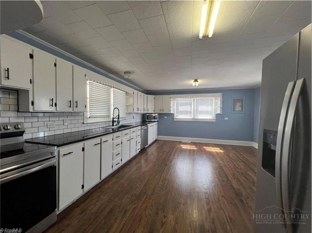 Image number 3 for the current listing