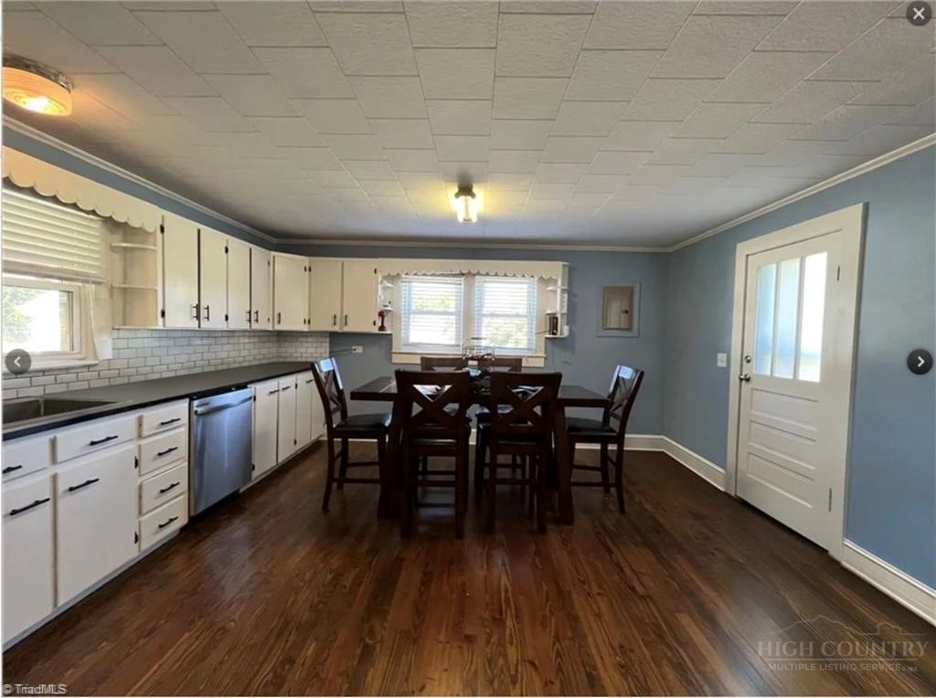 Image number 4 for the current listing