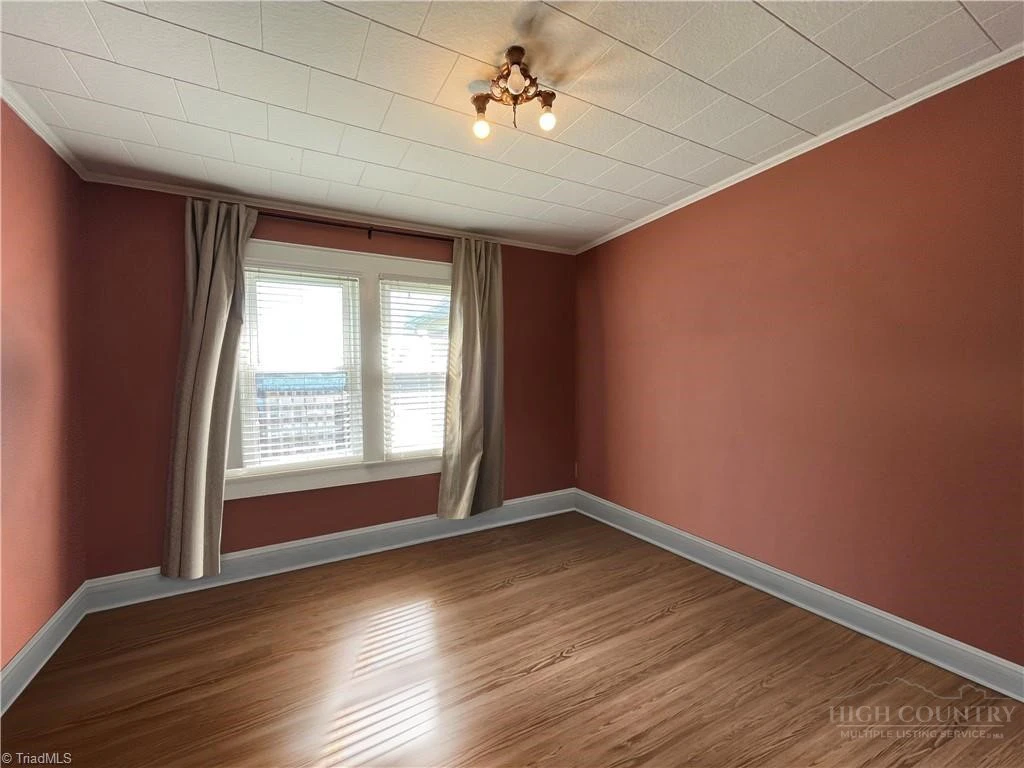 Image number 12 for the current listing
