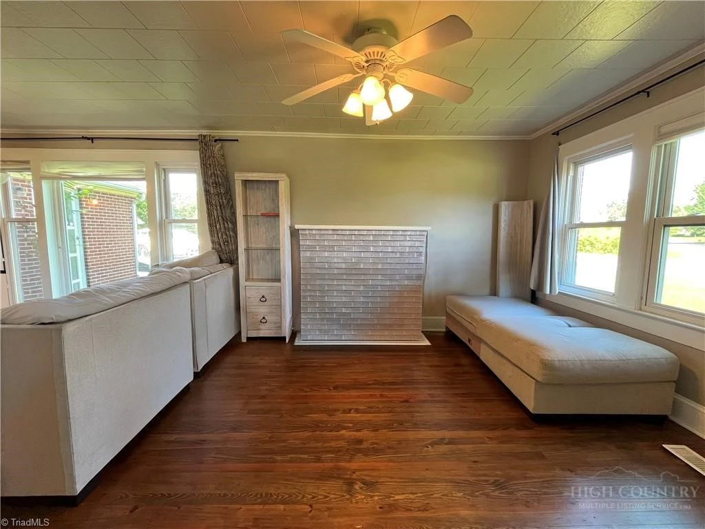 Image number 14 for the current listing