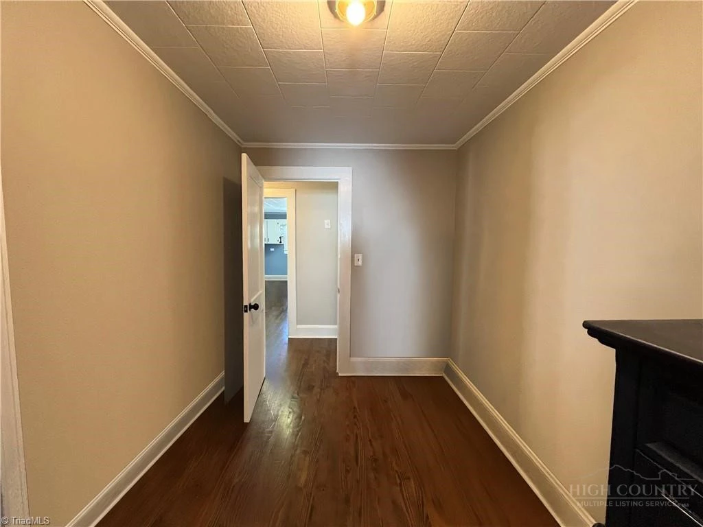 Image number 15 for the current listing
