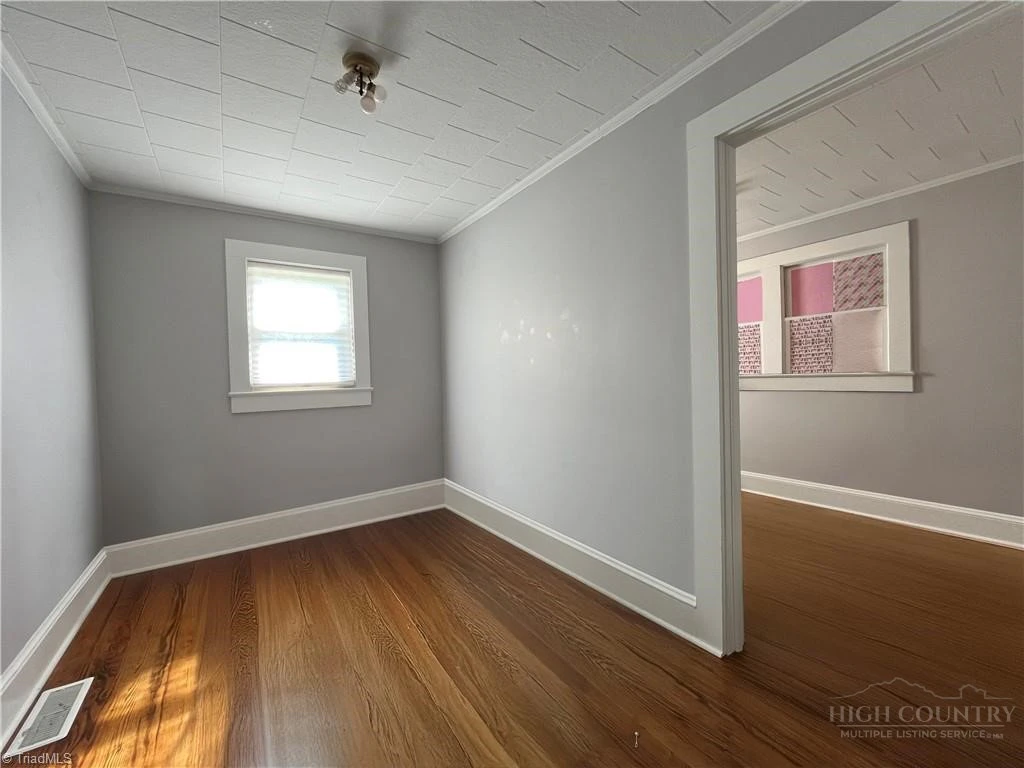 Image number 17 for the current listing