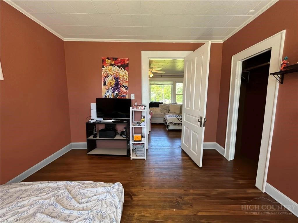 Image number 19 for the current listing