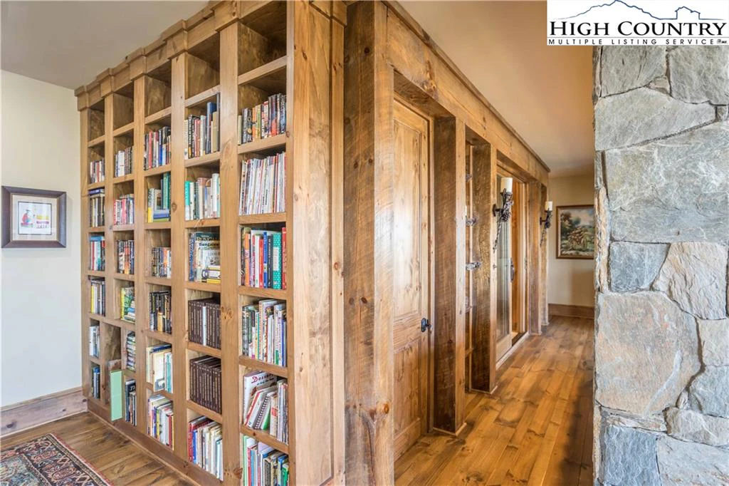 Image number 7 for the current listing