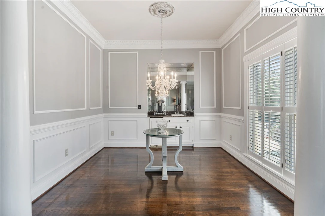 Image number 4 for the current listing