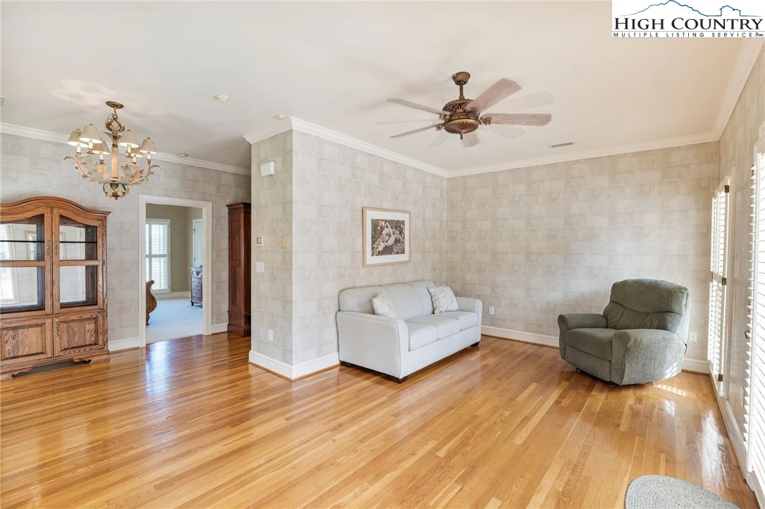 Image number 17 for the current listing
