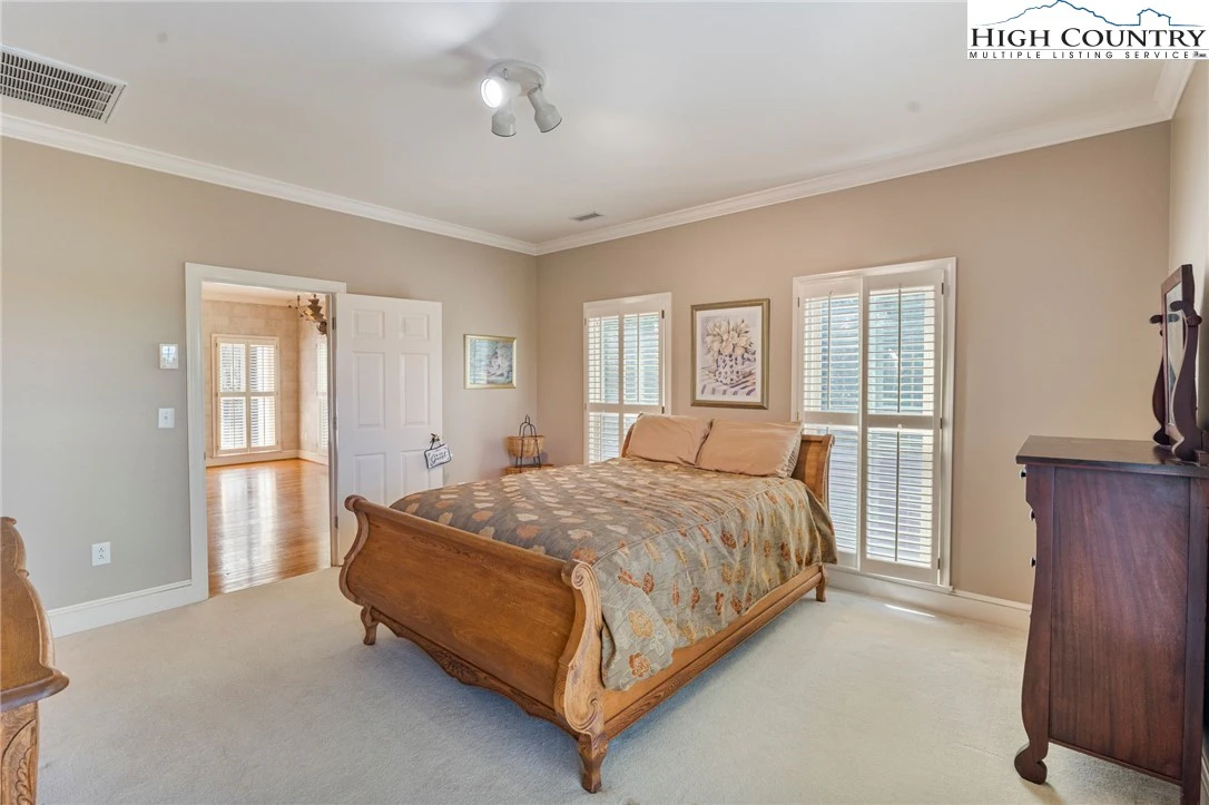 Image number 18 for the current listing