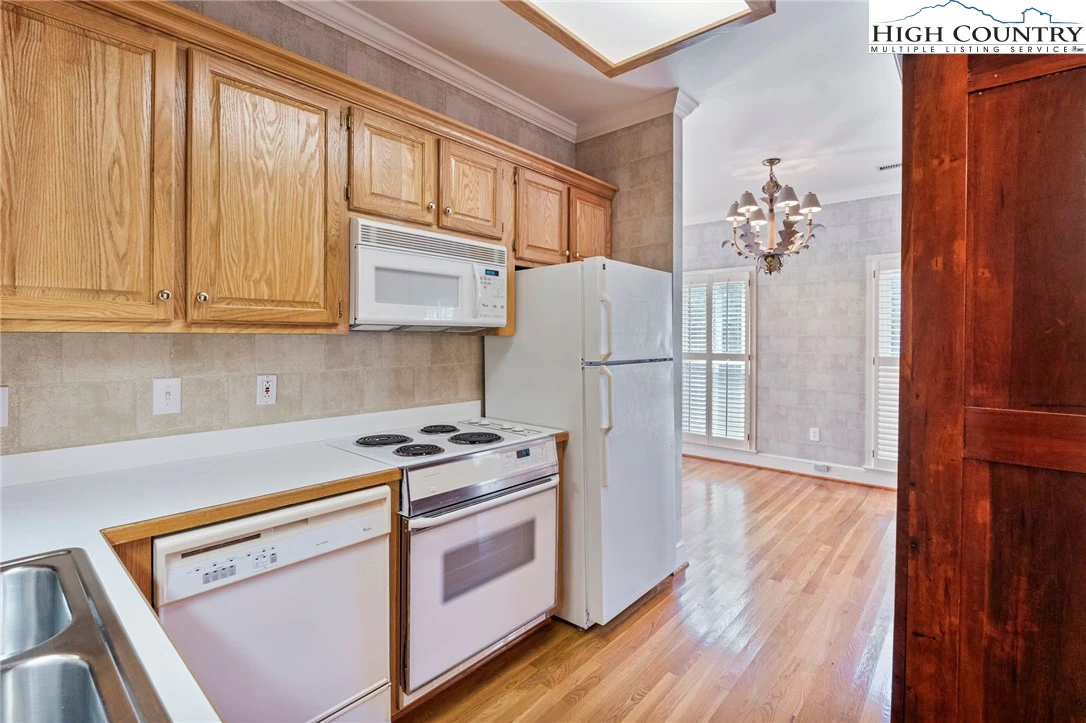 Image number 19 for the current listing