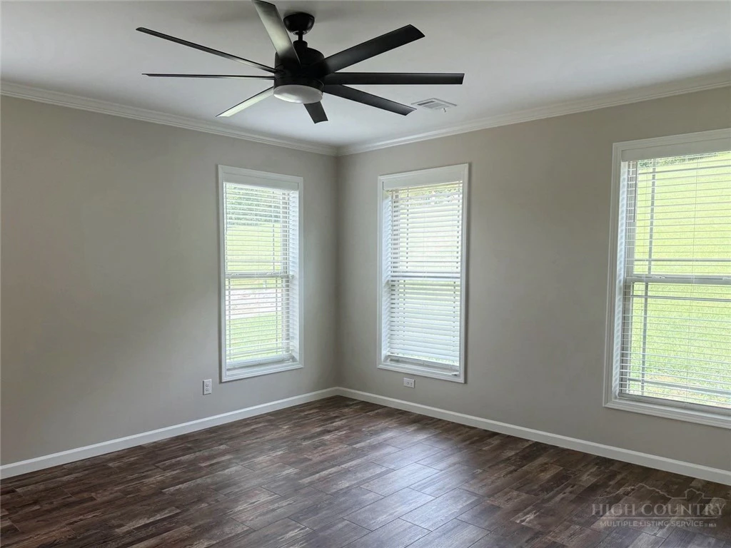 Image number 14 for the current listing