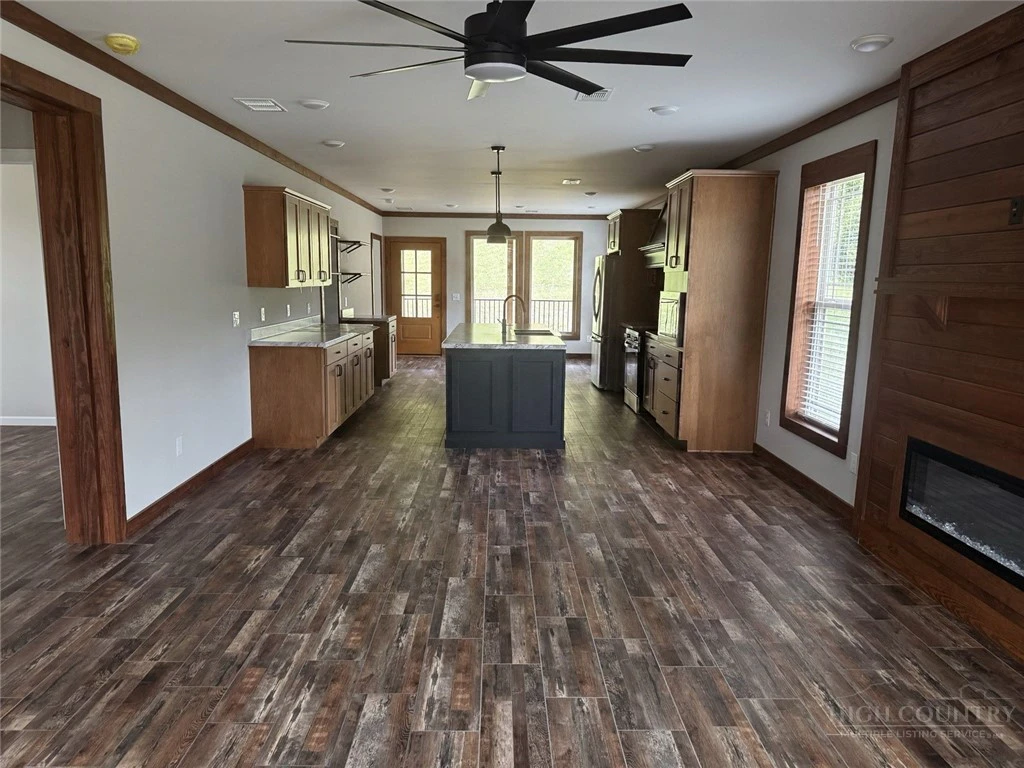 Image number 9 for the current listing