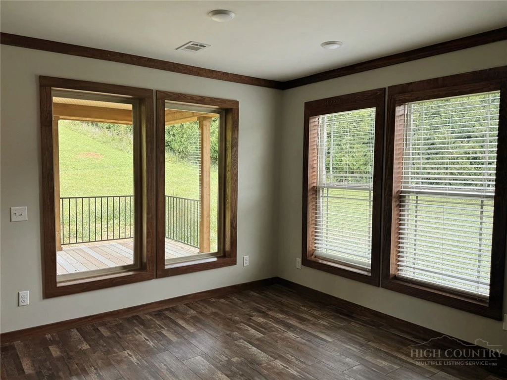 Image number 12 for the current listing