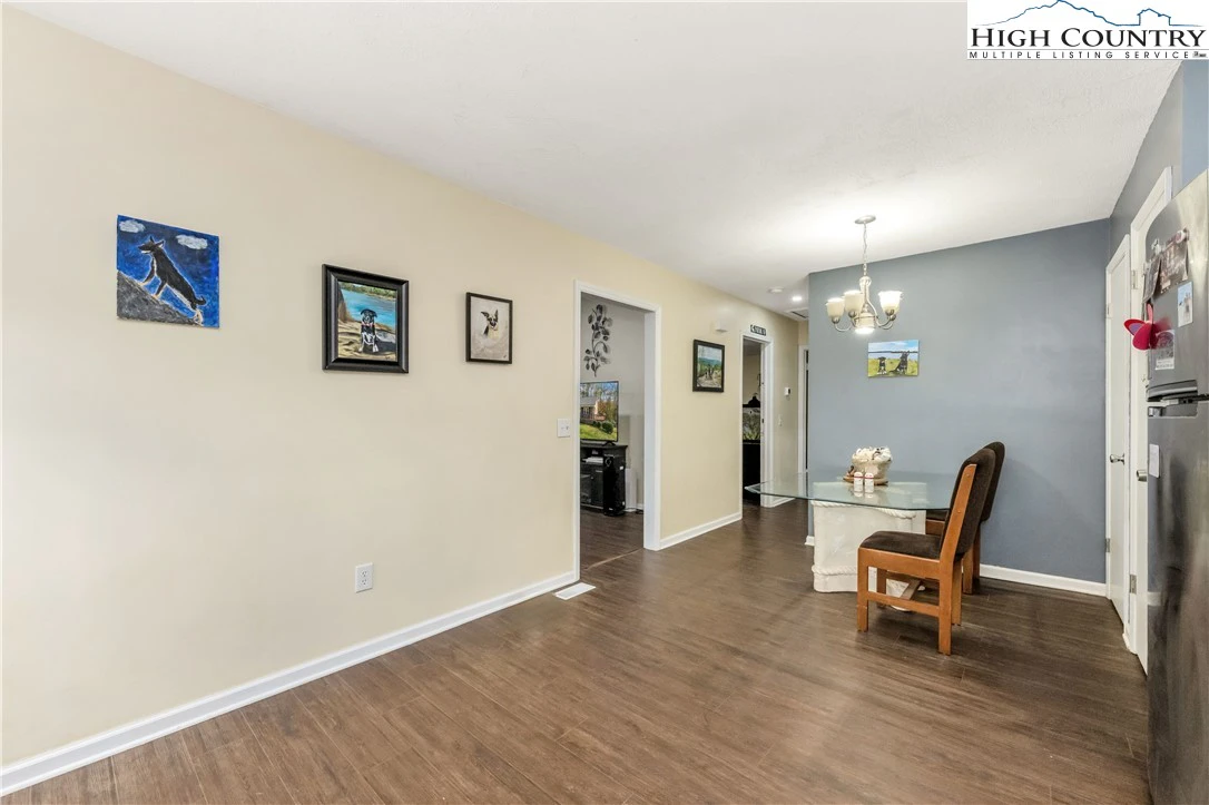 Image number 4 for the current listing