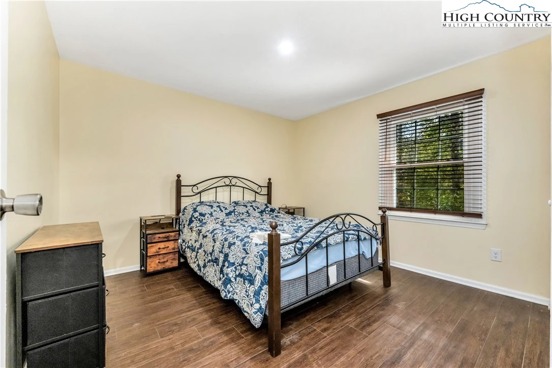 Image number 6 for the current listing