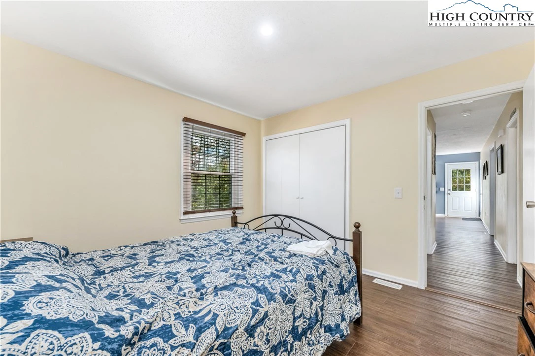 Image number 7 for the current listing