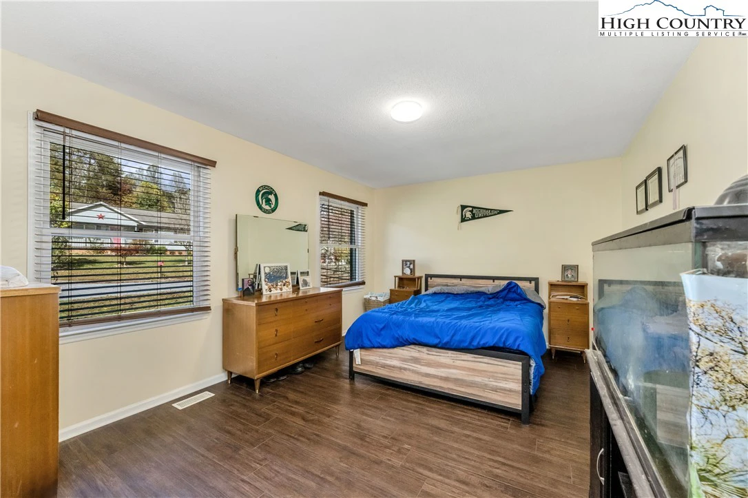 Image number 8 for the current listing