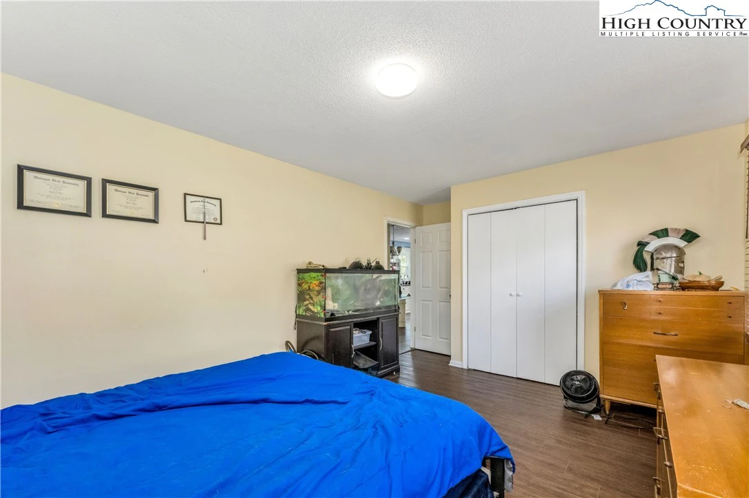 Image number 9 for the current listing