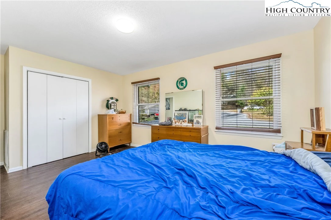 Image number 2 for the current listing