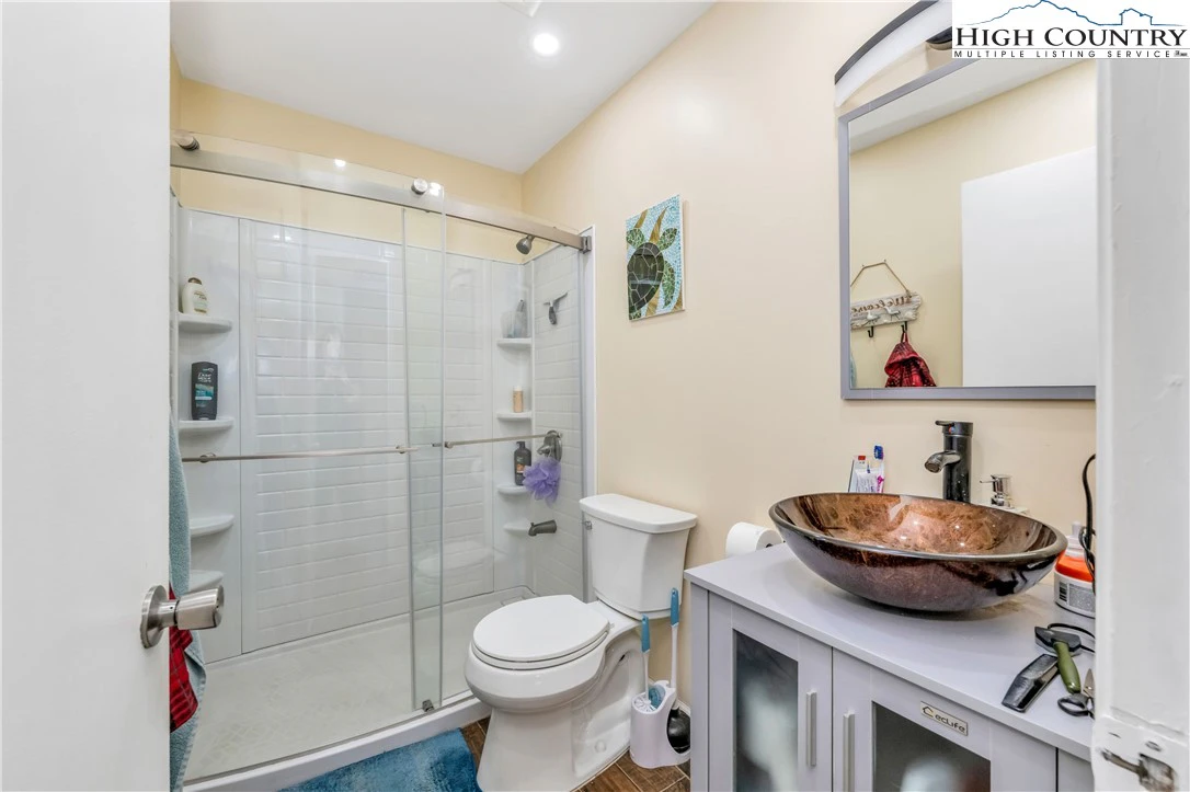 Image number 11 for the current listing