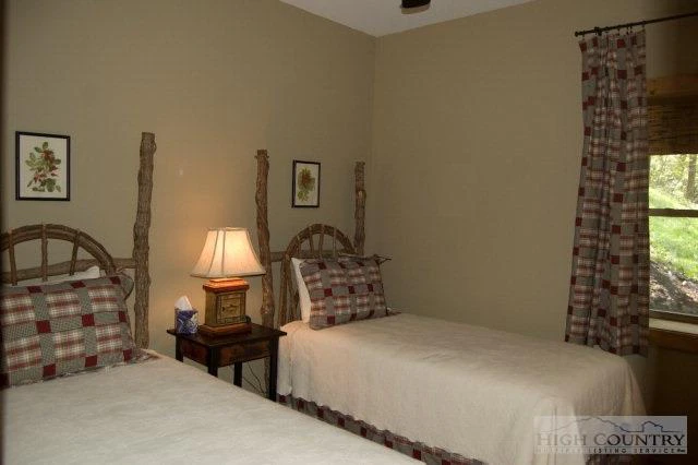 Image number 4 for the current listing