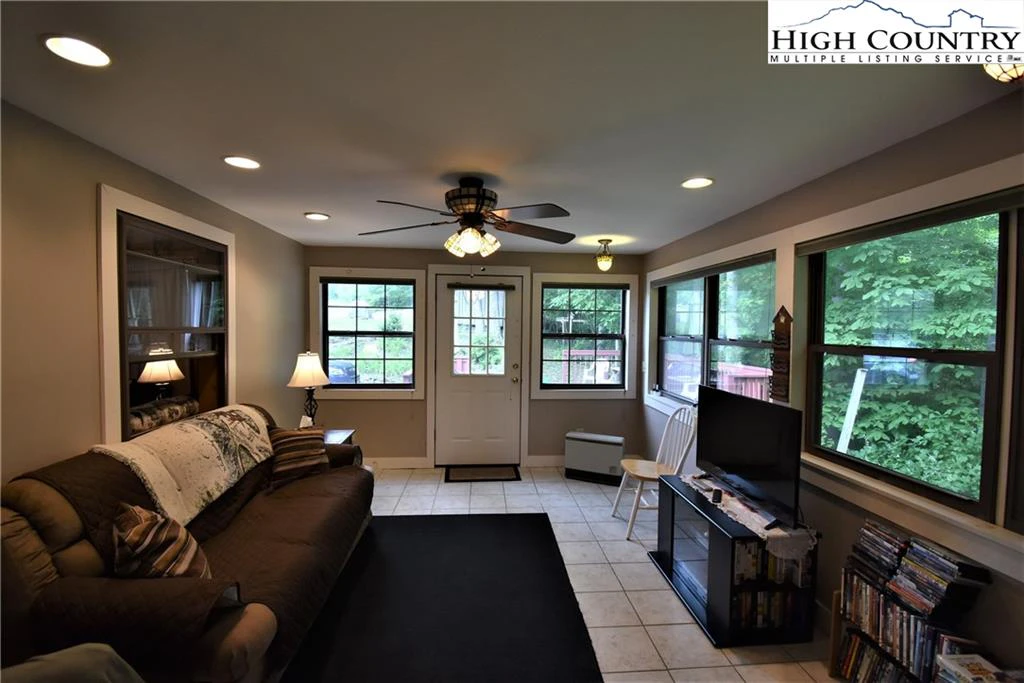 Image number 3 for the current listing