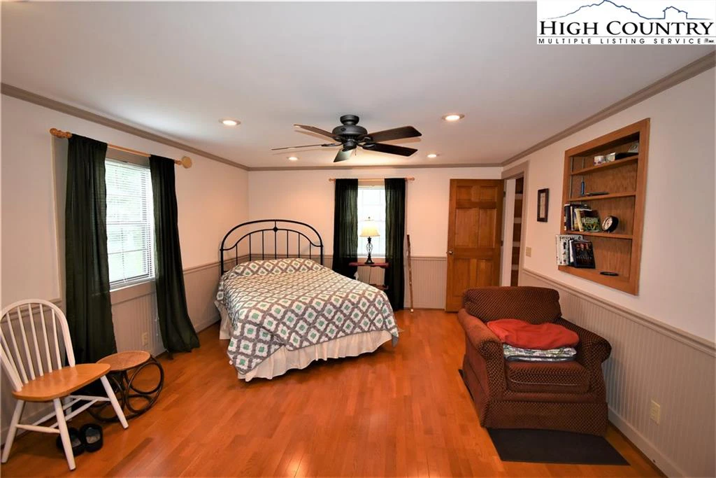 Image number 5 for the current listing