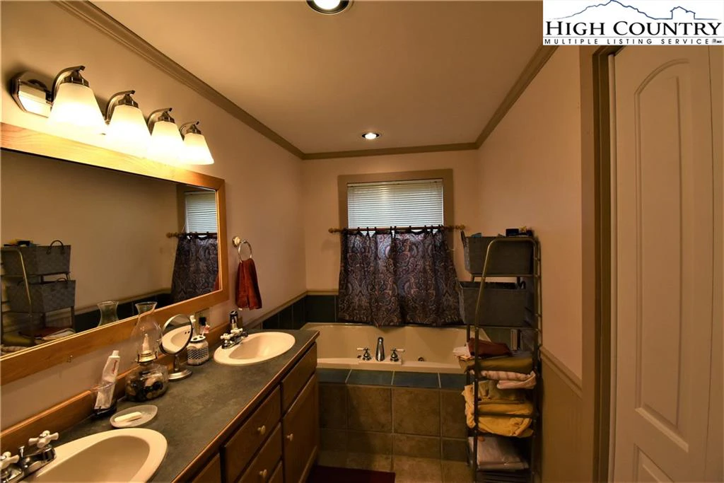 Image number 6 for the current listing