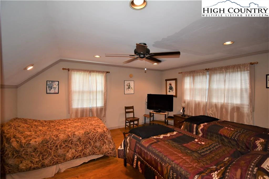 Image number 9 for the current listing