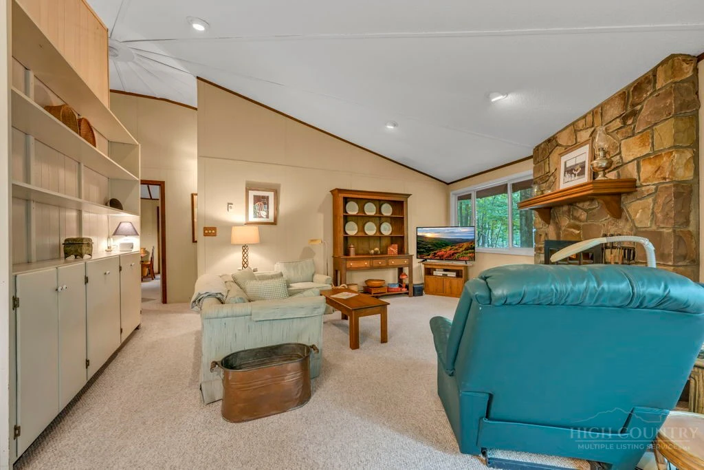 Image number 11 for the current listing