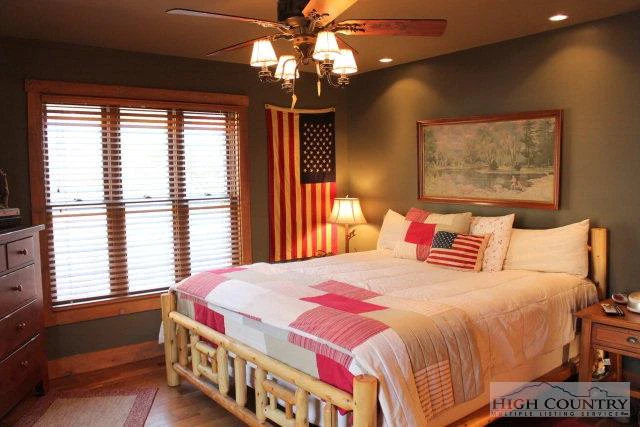 Image number 5 for the current listing