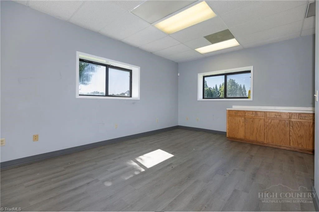 Image number 10 for the current listing