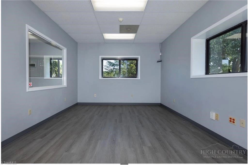 Image number 11 for the current listing