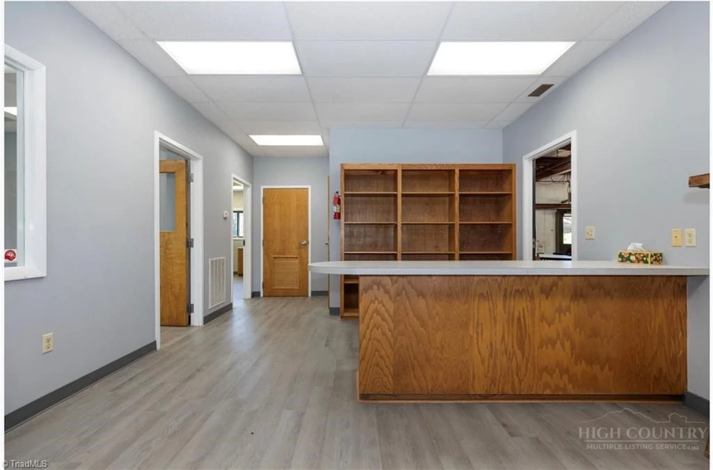 Image number 13 for the current listing