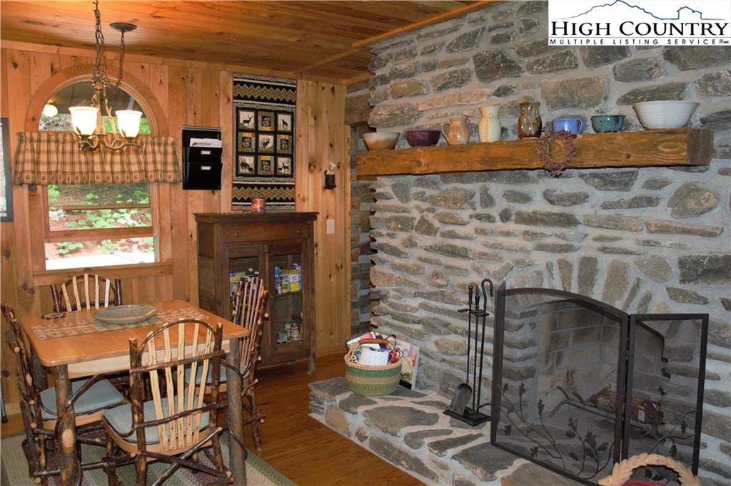 Image number 18 for the current listing