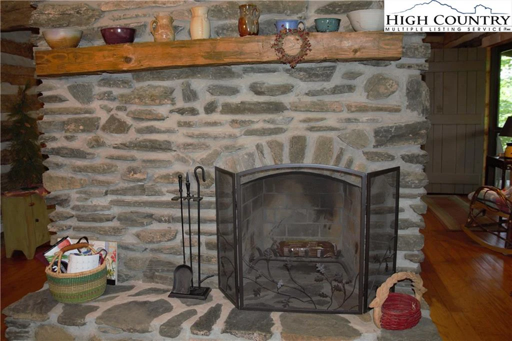 Image number 17 for the current listing