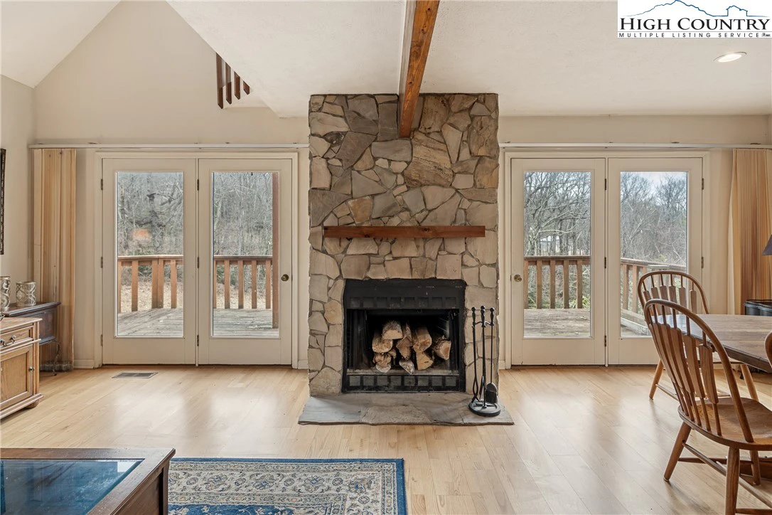Image number 16 for the current listing