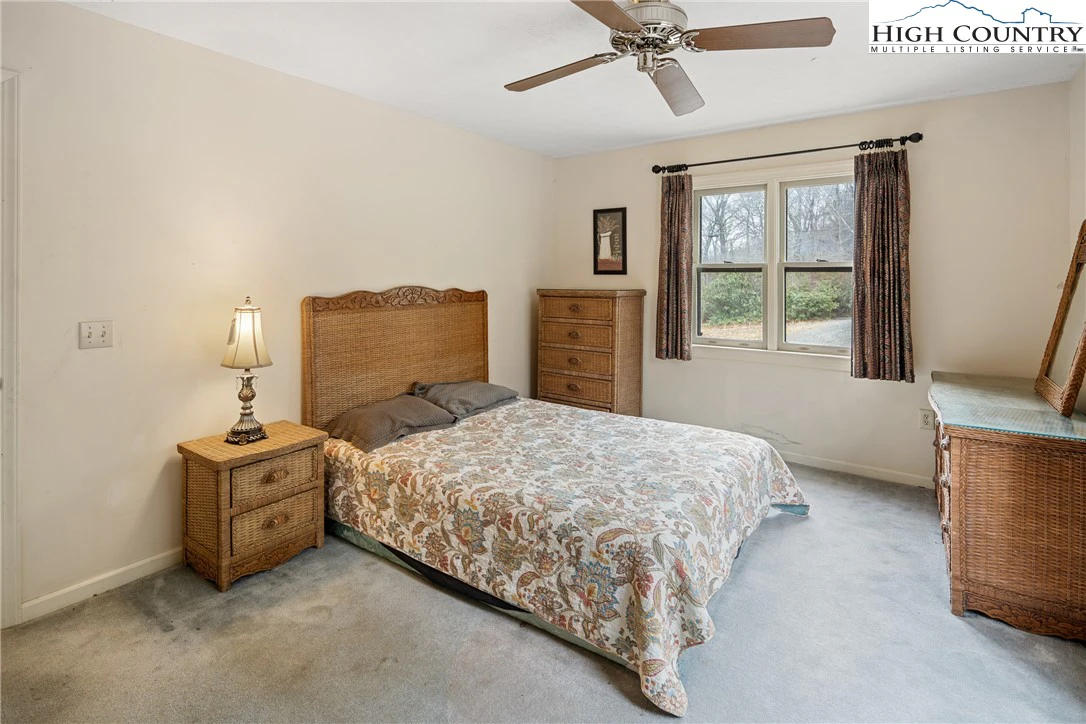 Image number 17 for the current listing