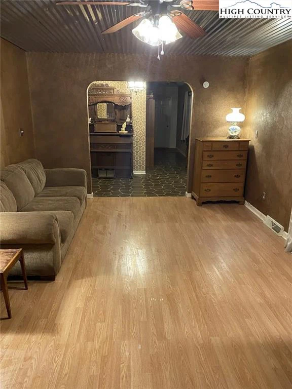 Image number 10 for the current listing