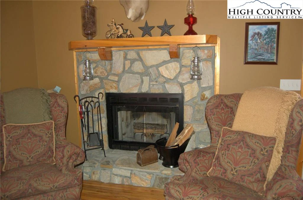 Image number 19 for the current listing